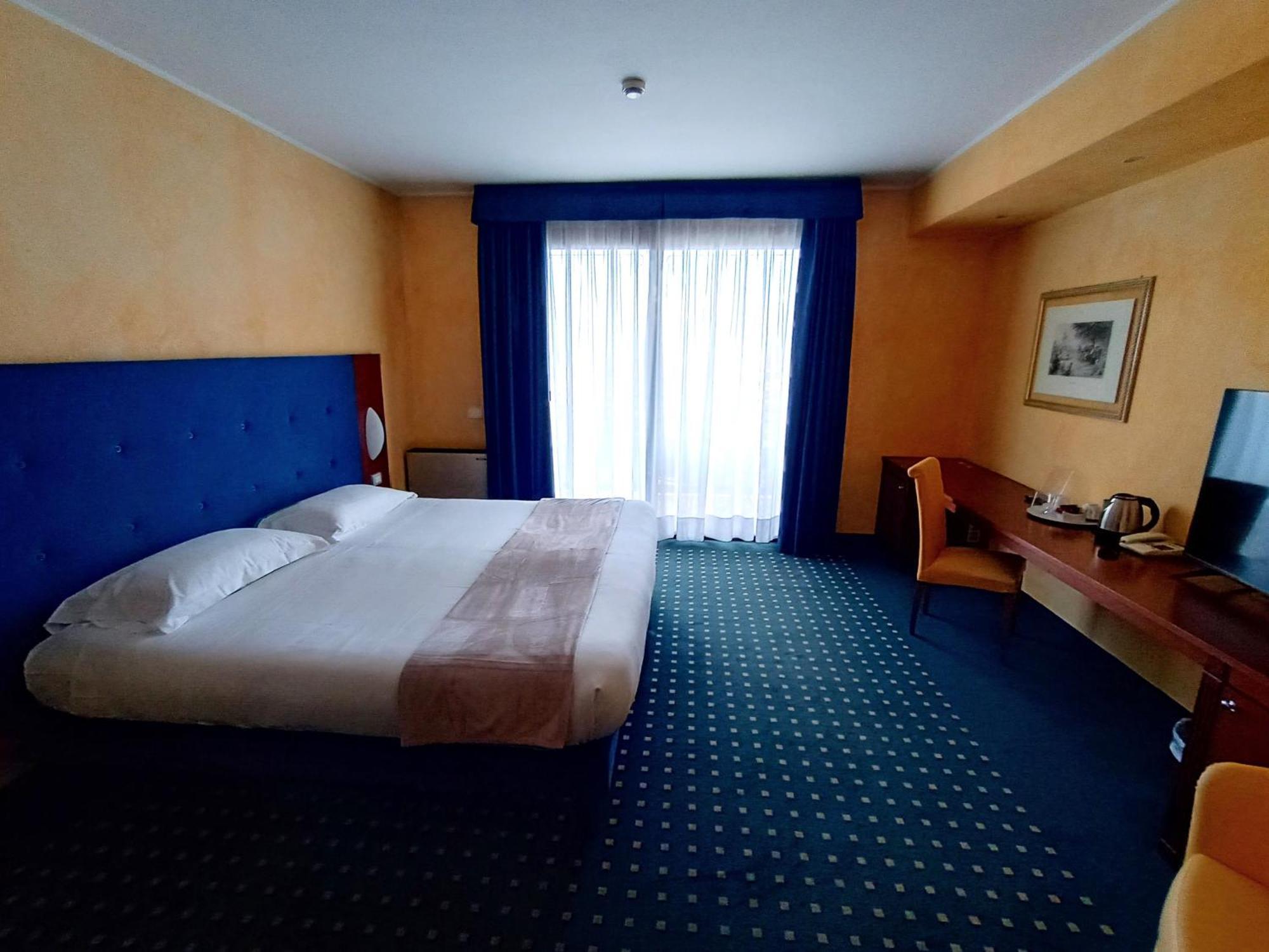 Hotel Villa Maria เดเซนซาโนเดลการ์ดา ภายนอก รูปภาพ